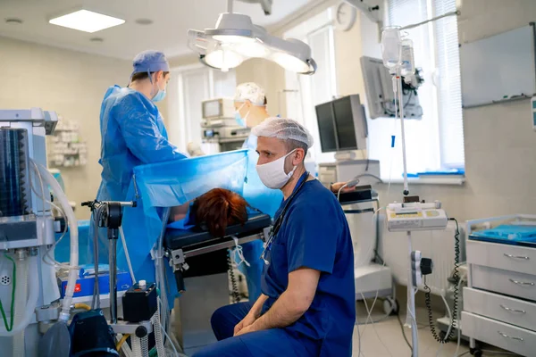Άντρας Γιατρός Δουλεύει Χειρουργείο Εγκύκλιος Ιατρικός Εξοπλισμός Πρώτες Βοήθειες Ρομποτικός — Φωτογραφία Αρχείου