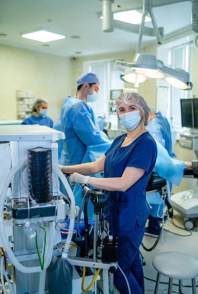 Künstliche Lungenbeatmung Auf Der Intensivstation Krankenschwester Mit Medizinischen Geräten Beatmung — Stockfoto