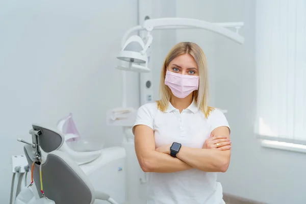 Zahnärztin Die Einer Modernen Klinik Für Stomatologie Hand Hand Steht — Stockfoto