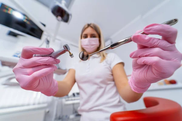 Zahnarzt Mit Medizinischem Gerät Der Hand Professionelle Behandlung Blick Aus — Stockfoto