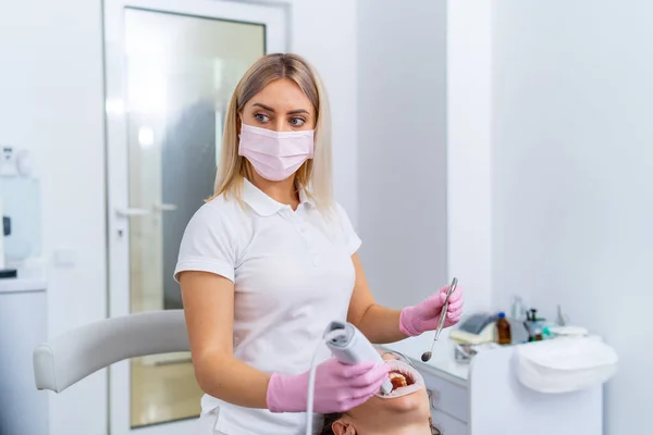 Dentista Trabalho Dentes Branqueamento Processo Paciente Cadeira — Fotografia de Stock