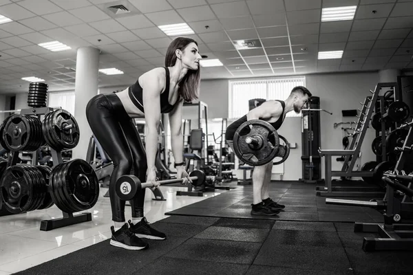 Spor Salonunda Halterlerle Antrenman Yapan Genç Güzel Bir Kadın Sağlıklı — Stok fotoğraf