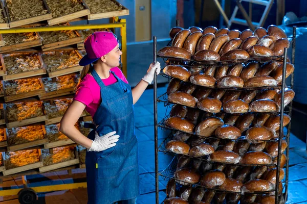 Bagaren Håller Varmt Bröd Bakgrunden Hyllor Med Bröd Bageriet Industribrödsproduktion — Stockfoto