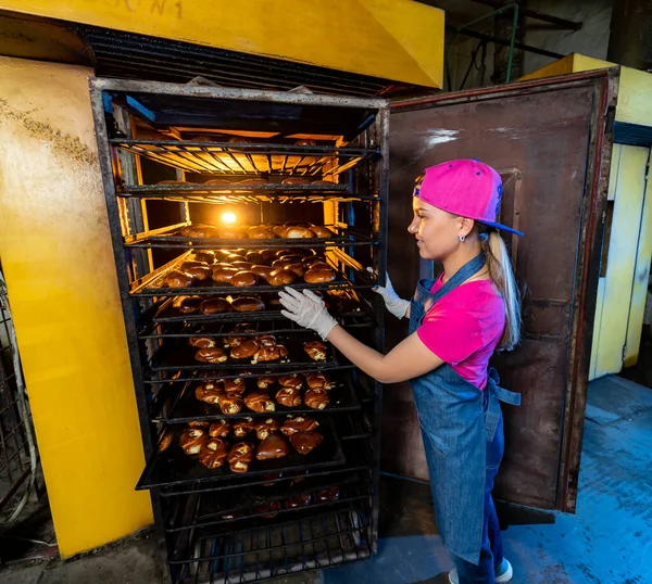 Bricka Med Färska Bröd Rullar Eller Bullar Varmt Bageri Från — Stockfoto