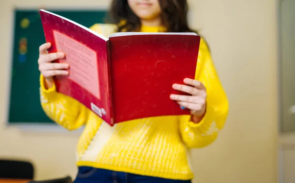 Meisje Met Rood Leerboek Handen Schoolconcept Gele Trui Studenten — Stockfoto