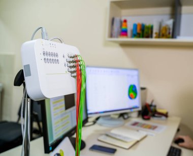 EEG izleme kablosu. Tıbbi teknisyen yakınında bir doktor. Elektroensefalografi makinesi için suç ortağı.