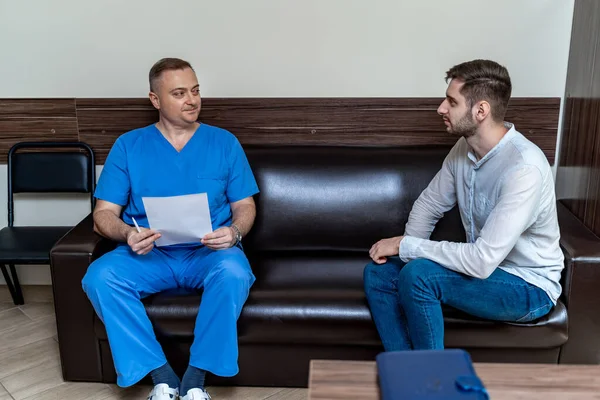 Mužský Lékař Pacient Diskutovat Metodách Léčby Zdravotních Problémů Koncept Zdravotní — Stock fotografie
