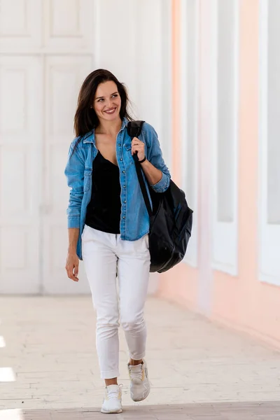 Mujer Joven Con Cabello Castaño Largo Caminando Con Mochila Vista —  Fotos de Stock