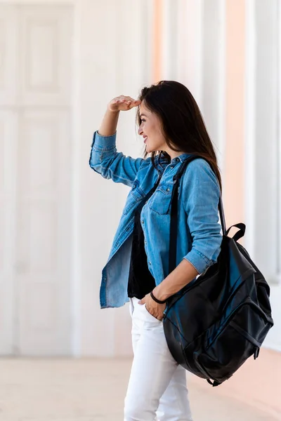 Mujer Bonita Con Mochila Vista Una Joven Vestida Con Camisa —  Fotos de Stock