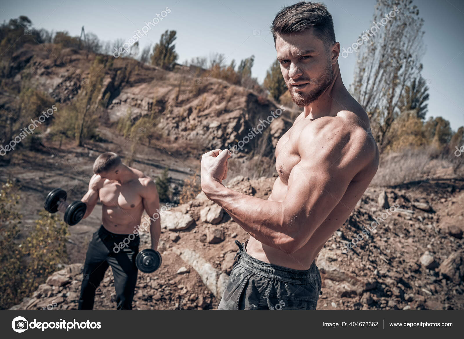 Junge Sportliche Männer Posieren Mit Perfektem Bauch Freien Ein Blick -  Stockfotografie: lizenzfreie Fotos © wedmov 404673362 | Depositphotos
