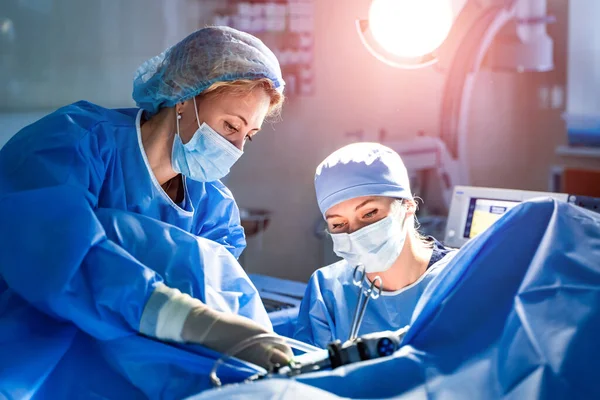 Squadra Medica Che Esegue Operazione Chirurgica Nella Luminosa Sala Operatoria — Foto Stock
