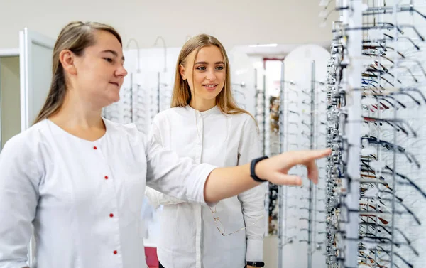 Optometrista Donna Ottico Piedi Con Molti Occhiali Background Negozio Ottico — Foto Stock