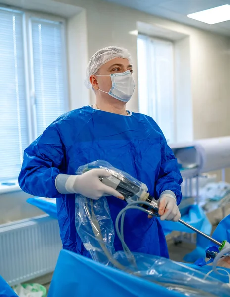 장비로 수술을 처방하는 의사야 수술복 전문의 현대식 — 스톡 사진