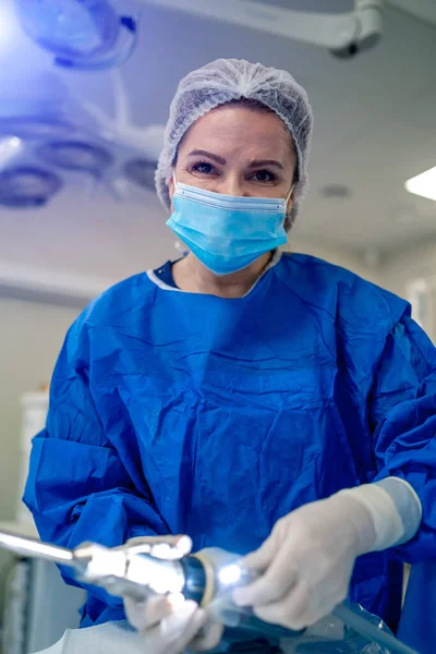 Chirurg Provádějící Operace Světlé Moderní Chirurgické Místnosti Operační Sál Moderní — Stock fotografie