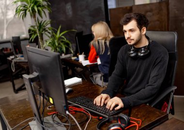 Yazılım mühendisi şirkette proje ve programlama üzerinde çalışıyor. Web sitesi tasarımı. Modern ofis.