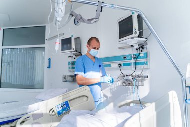 İç hastane tasarım konsepti. Modern klinikteki resüsitasyon odasının içinde. Testli ekran. Yakın çekim..