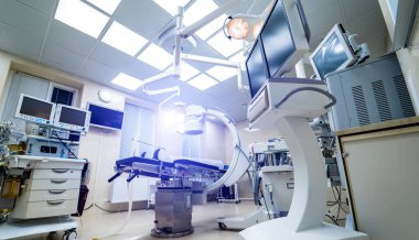 Ameliyat masası, lambalar ve ultra modern cihazlar, teknoloji, yüksek teknoloji iç mekan, tıp konsepti