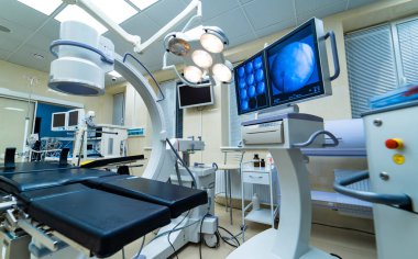 İç hastane tasarım konsepti. Modern klinikteki ameliyathane. Testlerle yakın plan ekran