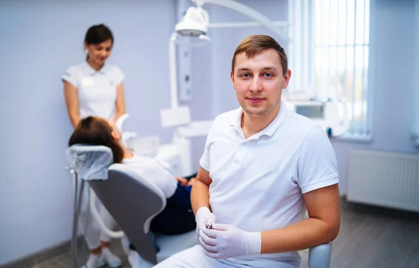 Stomatologe Weißen Hemd Posiert Vor Der Kamera Assistenzärzte Arbeiten Den — Stockfoto