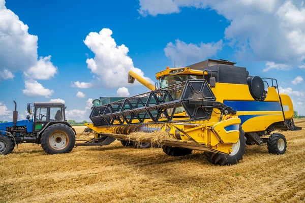 Zwei Funktionierende Erntemaschinen Erntedankfest Goldfeld Trockener Weizen — Stockfoto