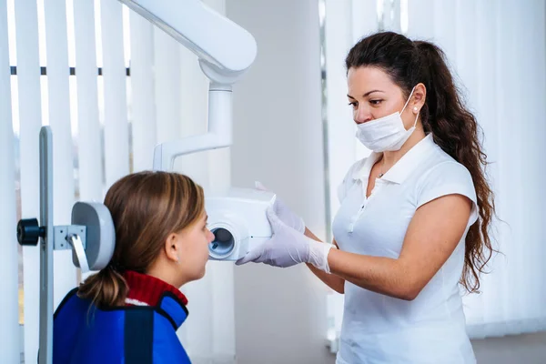 Patientin Beim Röntgen Assistentin Beim Zähneputzen — Stockfoto