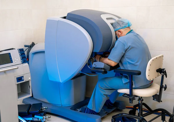 机器人用外科机器人辅助微创手术 机器人外科系统在医院的概念 Vinci外科 — 图库照片