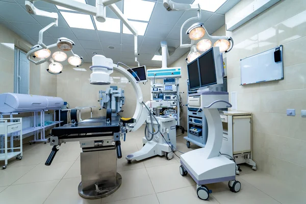 近代的な設備の整った手術室 新しい医療機器 軽い白い手術室 — ストック写真