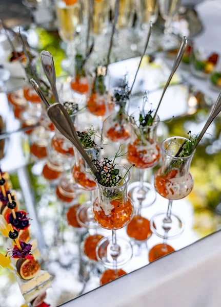 Güzel dekore edilmiş yemek masası. Şirket partisinde veya düğün kutlamalarında farklı atıştırmalıklar ve aperatifler..