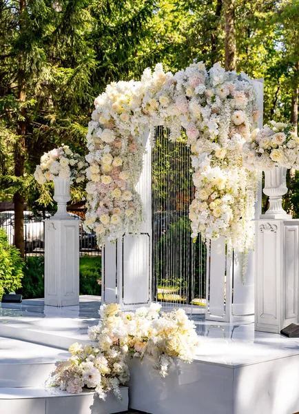 Svatební Oblouk Zahradě Bílý Oblouk Zdobený Jemnými Světlými Květy — Stock fotografie