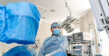 Cerrah ameliyathanede ameliyat ekipmanlarıyla. Tıbbi geçmişi var. Aşağıdan seçmeli odak.