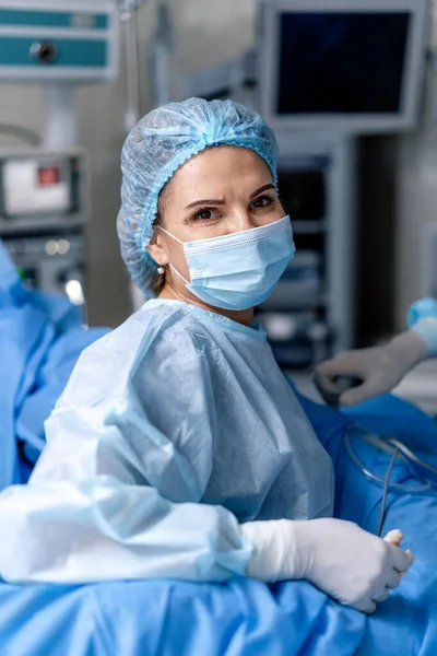 Портрет Професійного Хірурга Жінки Доктор Жінка Масці Медик Біля Професійного — стокове фото