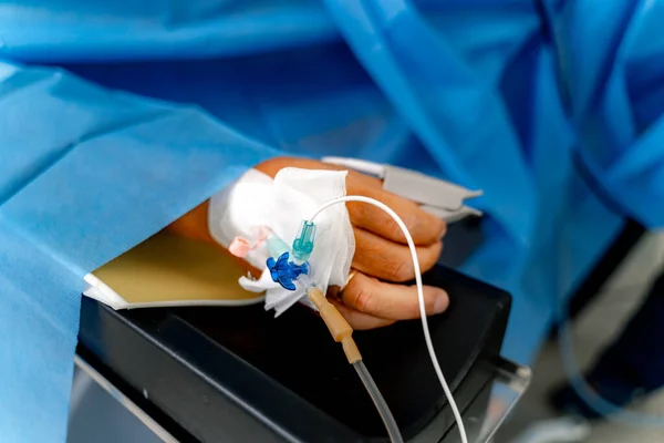 Catéter Con Una Jeringa Mano Paciente Acostado Una Mesa Operaciones — Foto de Stock