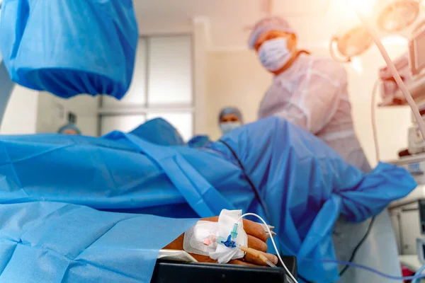 Ruka Pacienta Ležícího Operačním Stole Katetr Injekční Stříkačkou Obsahující Anestezii — Stock fotografie