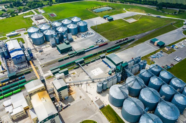 生产被称为生物气的可持续燃料 新工厂在田里从上面看生态生产 — 图库照片