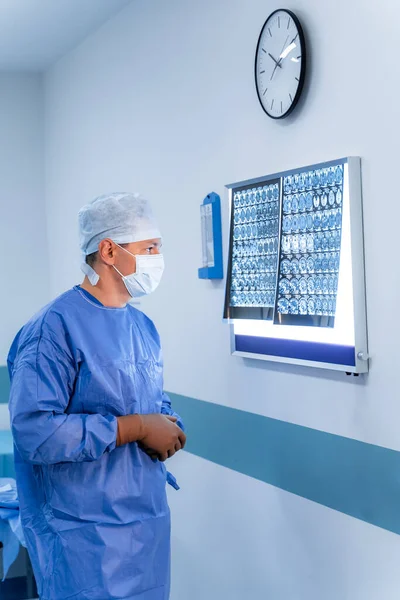 Charismatische Neurochirurg Masker Scrubs Mri Scan Resultaten Lichtbord — Stockfoto