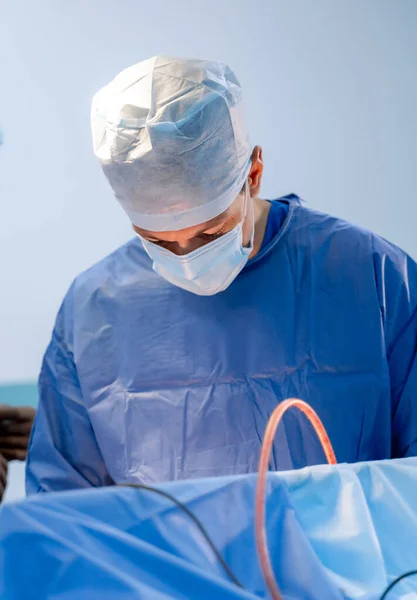 Beyin Cerrahı Ameliyathanede Beyin Cerrahisi Seçici Odaklanma Şteki Bir Doktorun — Stok fotoğraf
