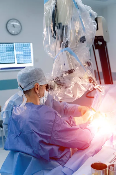 神经外科医生用的是医用机器人手术机 通过微创外科系统手动控制 从侧面选择性地聚焦 对大脑的刺激 — 图库照片