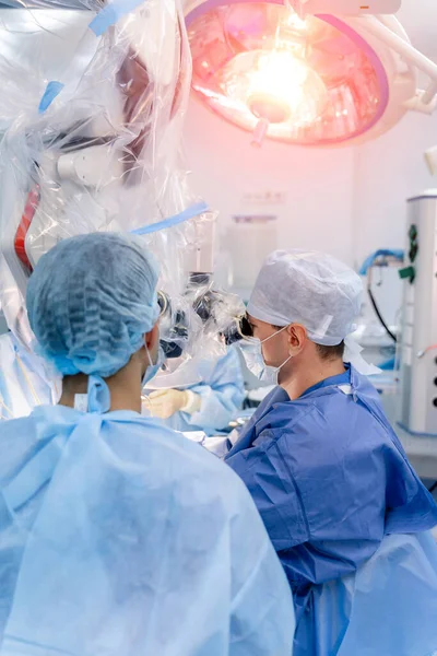 Нейрохірурги Забезпечують Операцію Робота Над Мозком Новим Обладнанням Вибірковий Фокус — стокове фото