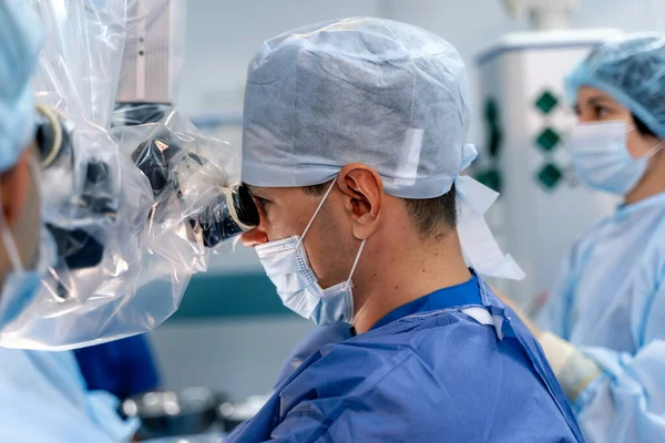 Halbe Seitenansicht Auf Neurochirurgie Arzt Porträt Eines Neurochirurgen Geräte Und — Stockfoto
