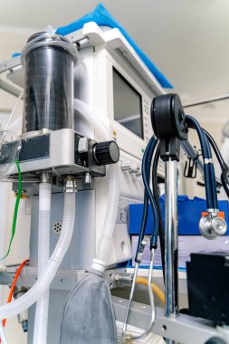 Entübasyon için akciğerlere yapay havalandırma cihazı. Modern koğuşta ekipman. Tıbbi bakım.