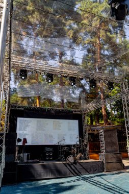 Konser için sahne ekipmanı. Monitörlü büyük sahne. Seçici odaklanma. Konser açık havada.