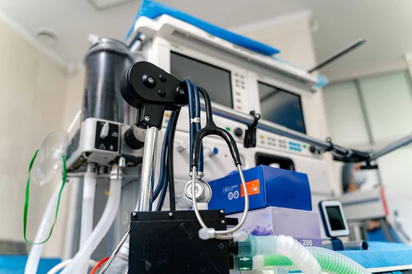 Modern Klinikte Yapay Akciğer Havalandırma Cihazı Ciğerlerin Oksijenle Havalandırılması Entübasyon — Stok fotoğraf