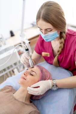 Yüz bakımı. Kadın yüz hidro mikro dermabrüksiyon yaptırıyor. Güzellik Kliniği.