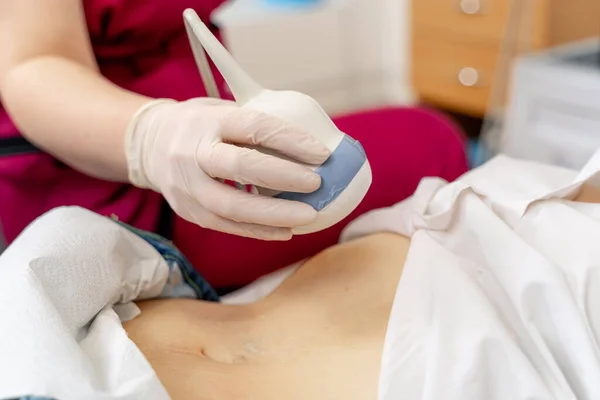 Klinikte Ultrason Cihazı Kullanan Uzman Bir Doktor Seçici Odak — Stok fotoğraf