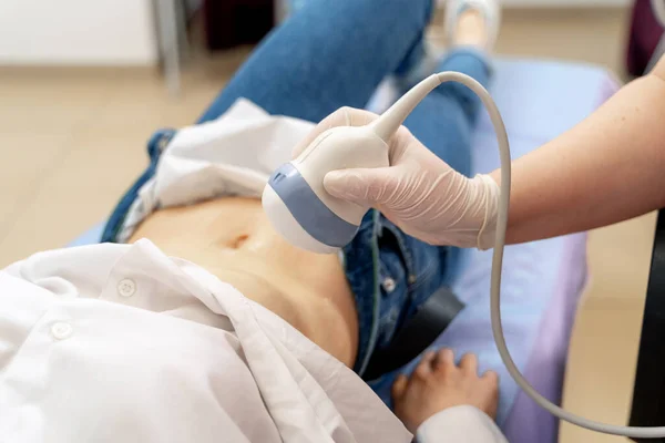 Hamile Kadın Doktordan Ultrason Alıyor Klinikte Ultrason Cihazları Göbeğe Odaklan — Stok fotoğraf