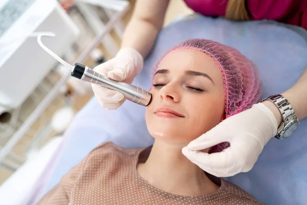 Peeling Behandlung Einer Spezialklinik Gesichtspflege Gesichtshydro Mikrodermabrasion Peeling Schönheitsklinik — Stockfoto