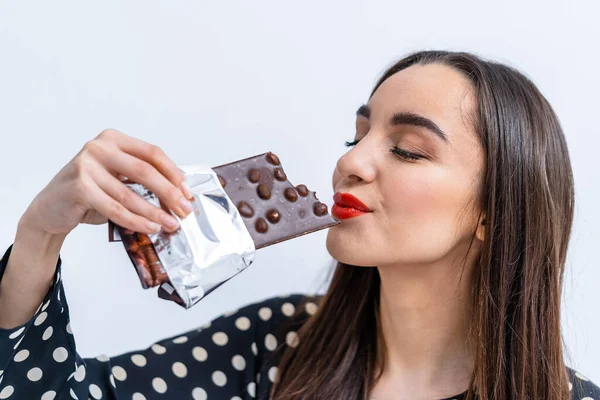 Joven Mujer Atractiva Come Chocolate Cerca Chocolate Negro Con Nueces —  Fotos de Stock