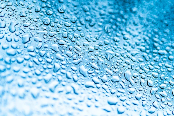 Chuva Cai Janela Tom Azul Fundo Muitas Gotas Água Vidro — Fotografia de Stock