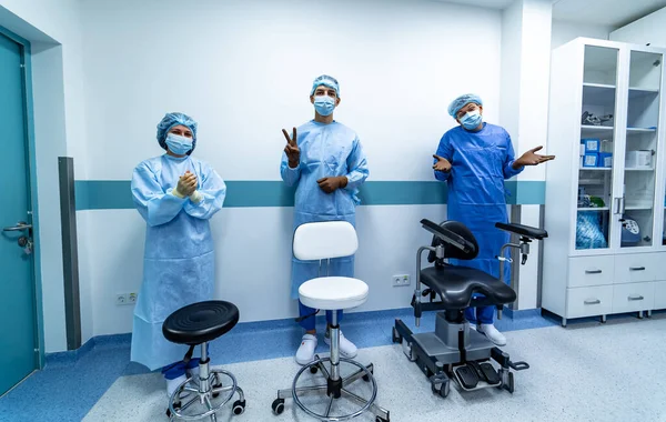 Три Офісні Стільці Лікарняному Залі Три Лікарі Стояли Позаду Медикаменти — стокове фото