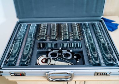 Deneme çerçevesi phoropter lensleri. Görme cihazı seti. Gözlük ayarlandı. Oftalmoloji kavramı.